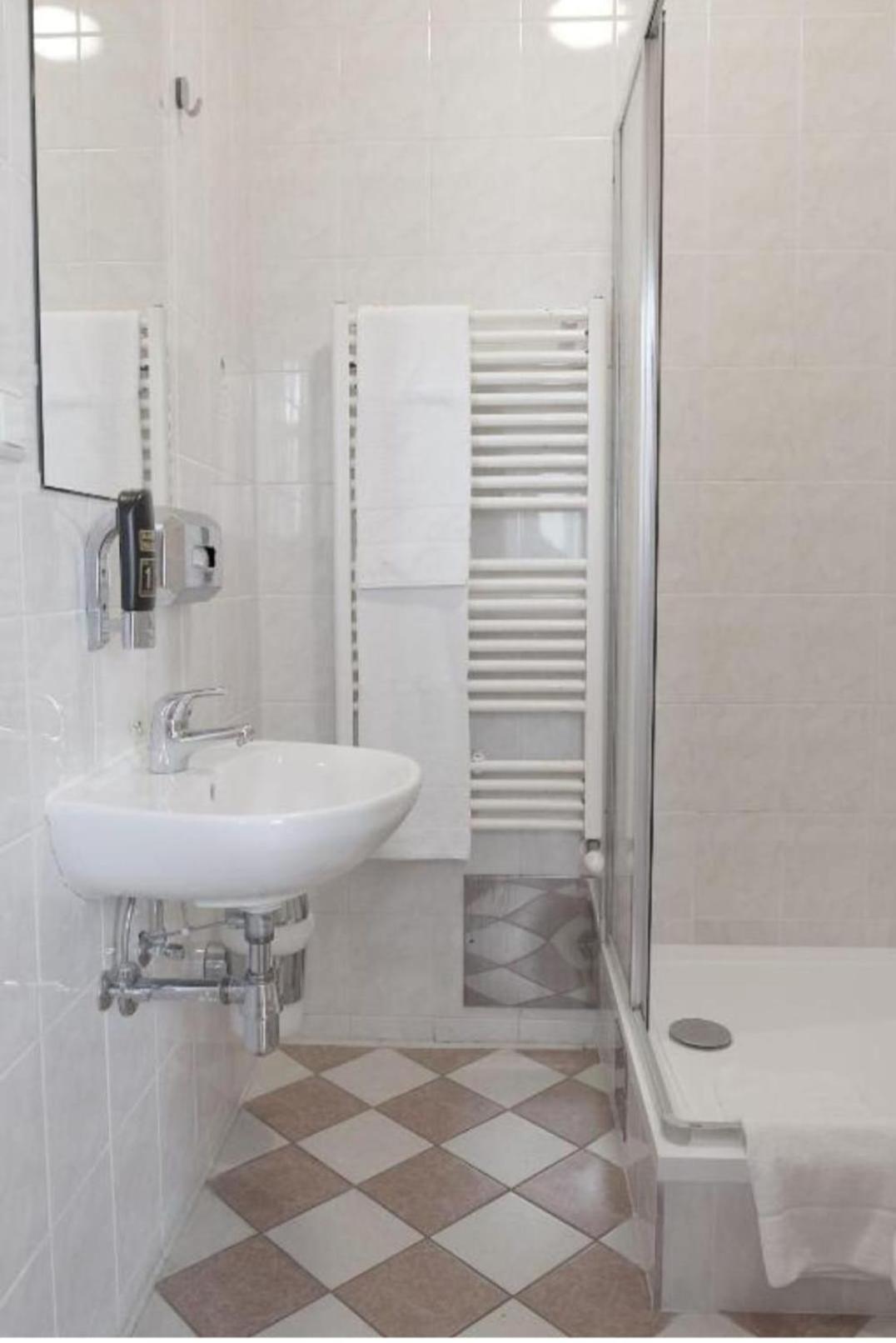 Hotel Pension Arpi Відень Екстер'єр фото